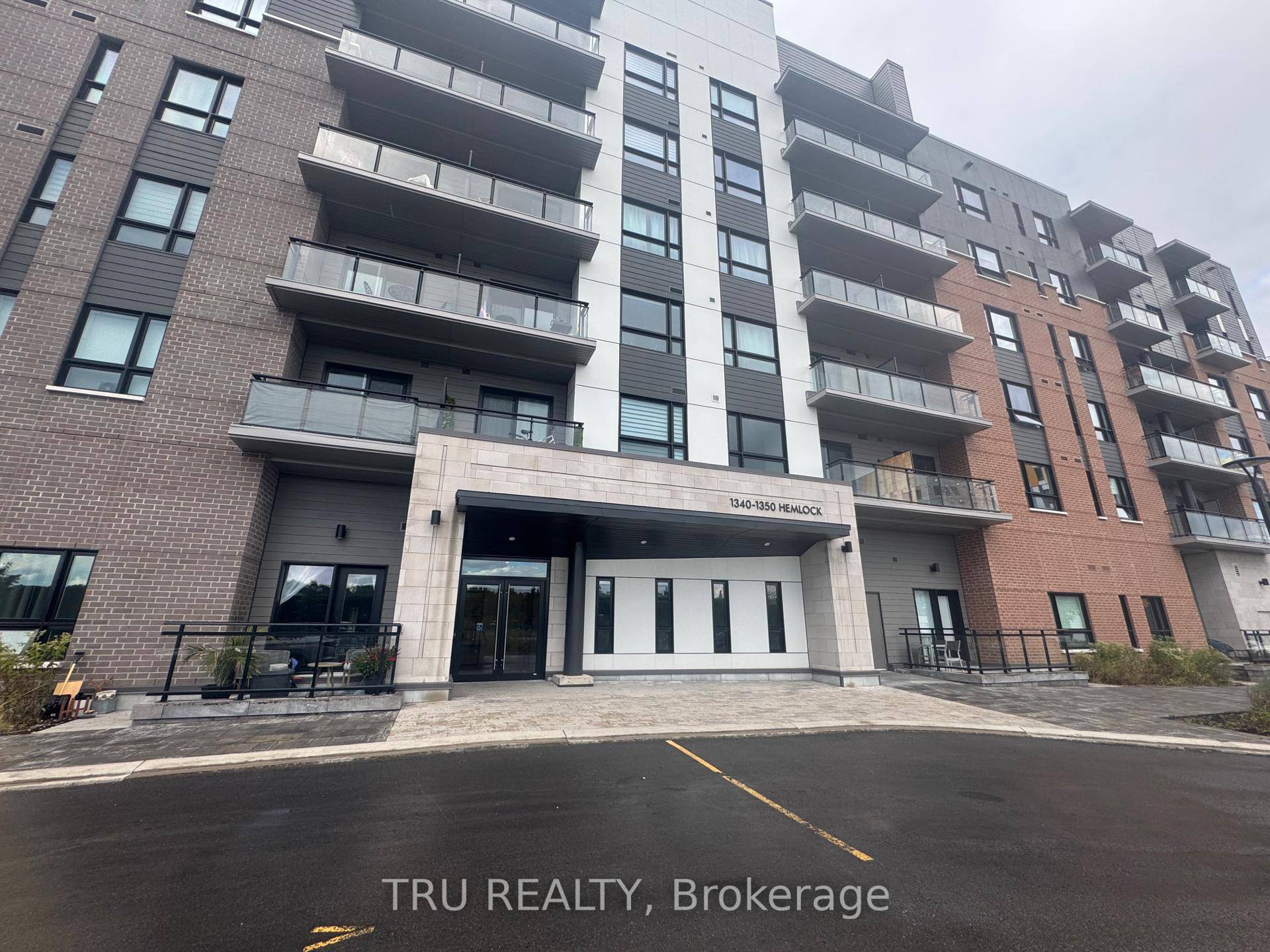 Newer 1 bedroom modern apartment in desirable WaterRidge village.