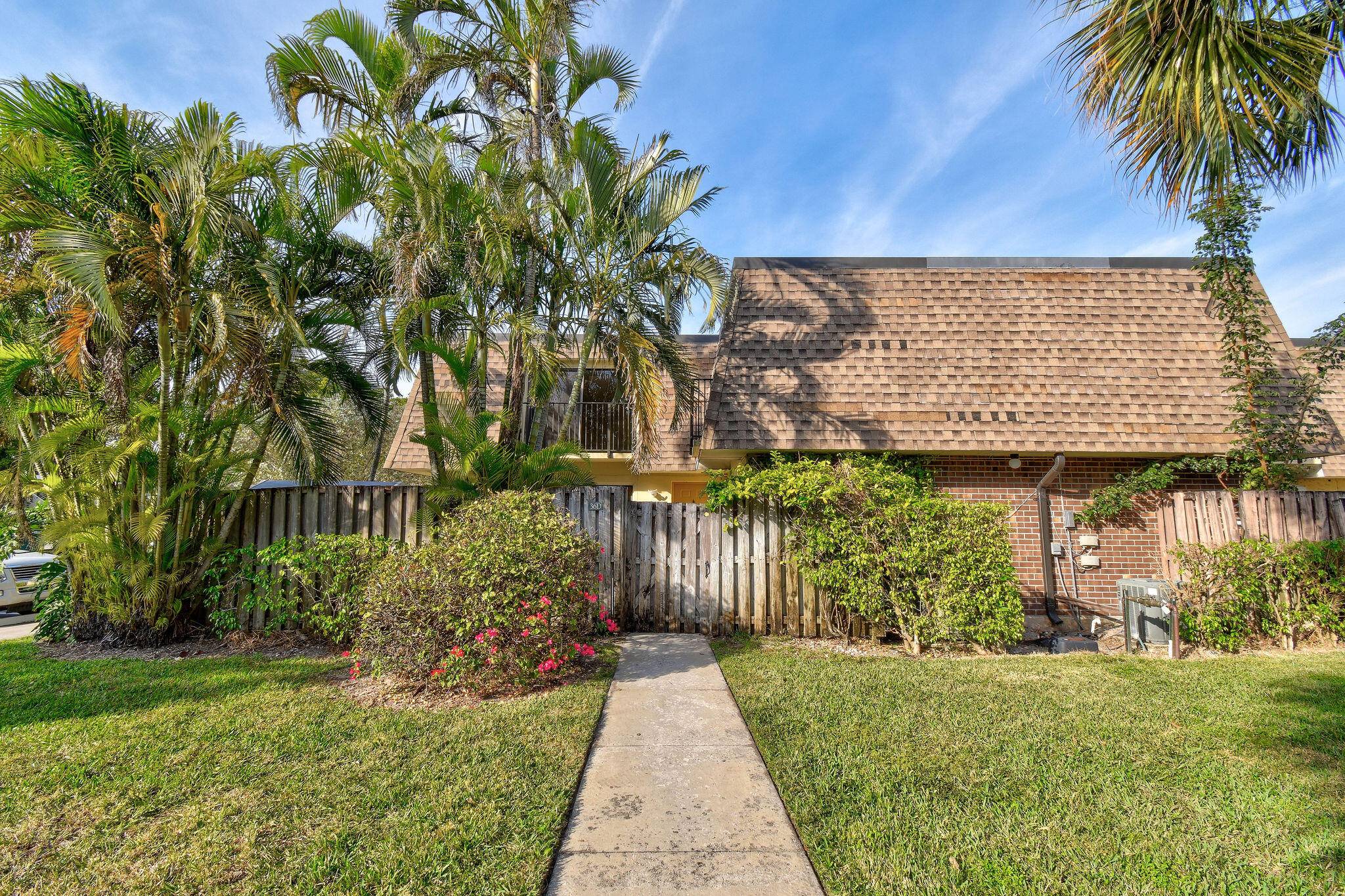 Super nice and spacious townhouse available in Delray Beach.