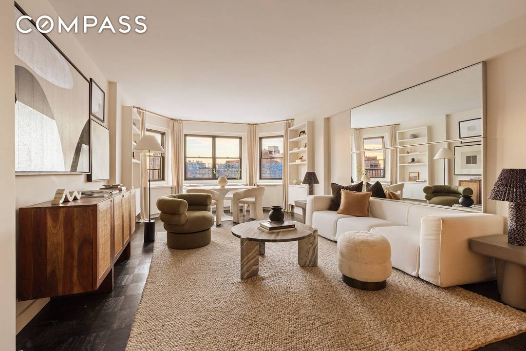 Bask in dramatic skyline and river views in this turnkey, high floor West Village one bedroom, one bathroom home featuring multiple sunny exposures, a wonderful split layout, and classic designer ...