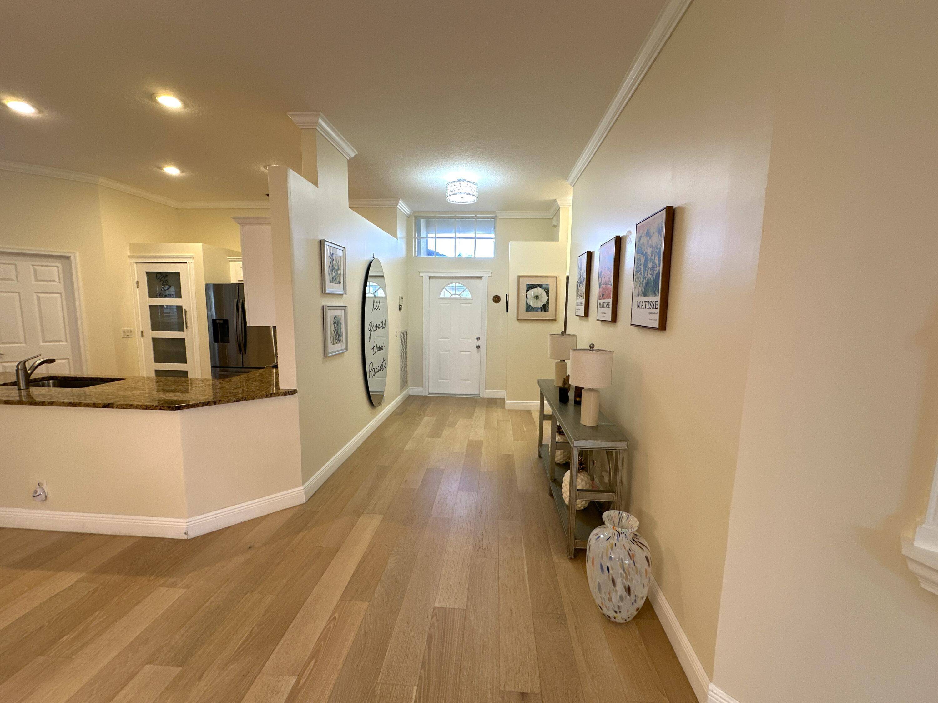 Large home with New Roof 11 24, exterior painted 12 24 20 min to Jupiter, 10 min to beach, shopping groceries.