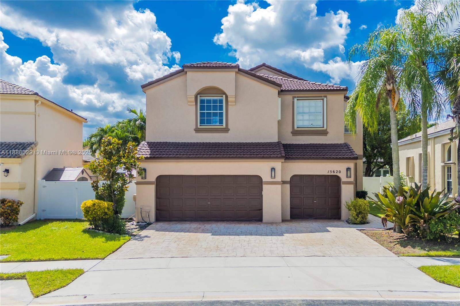 Welcome to this stunning single family home featuring 4 spacious bedrooms, 2.