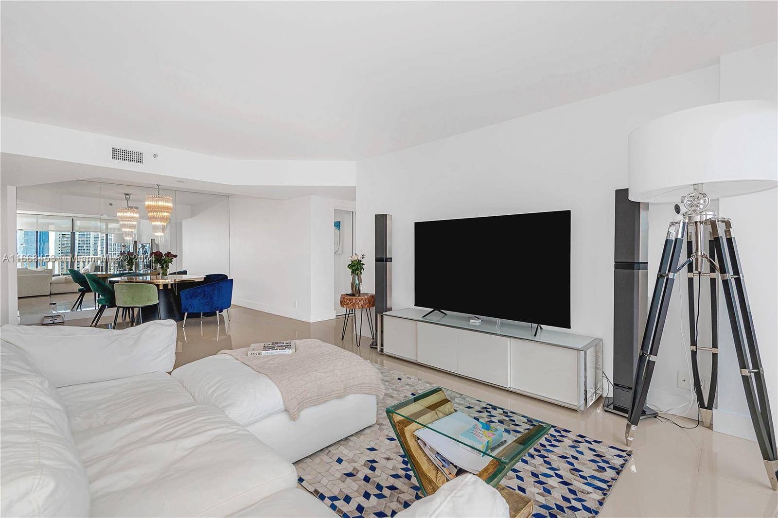LIGHT, BIGHT AND AIRY 2 BEDROOM 2 BATHROOM APARTMENT WITH PANORAMIC WATER AND SKYLINE VIEWS.
