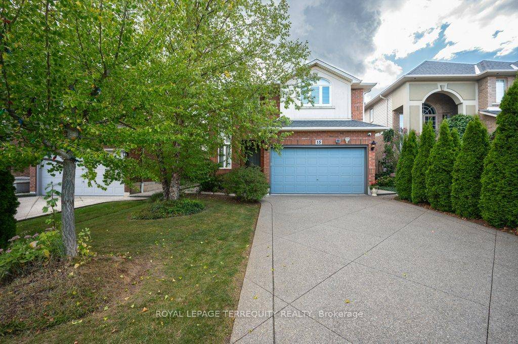 Welcome to 15 Armour Crescent, a beautifully maintained freehold detached home in Ancasters prestigious Meadowlands community.