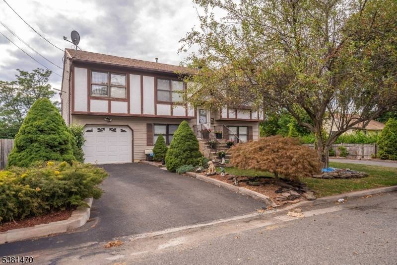 A MUST SEE IN PERSON ! This bi level home features a bright layout with spacious 4 bedrooms and 2 and half bathrom.