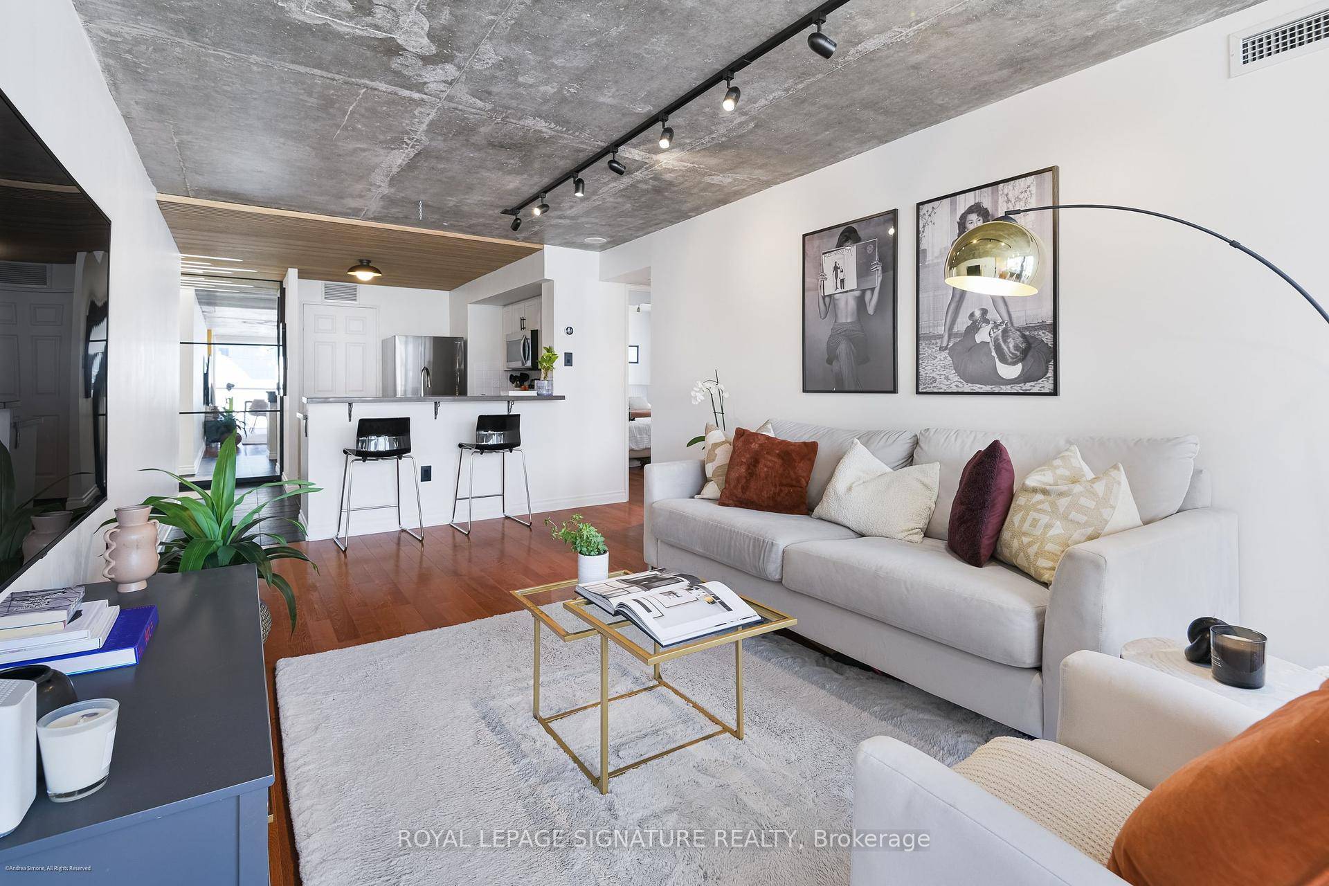 Stylish and modern 2 bedroom separate den and open concept solarium.