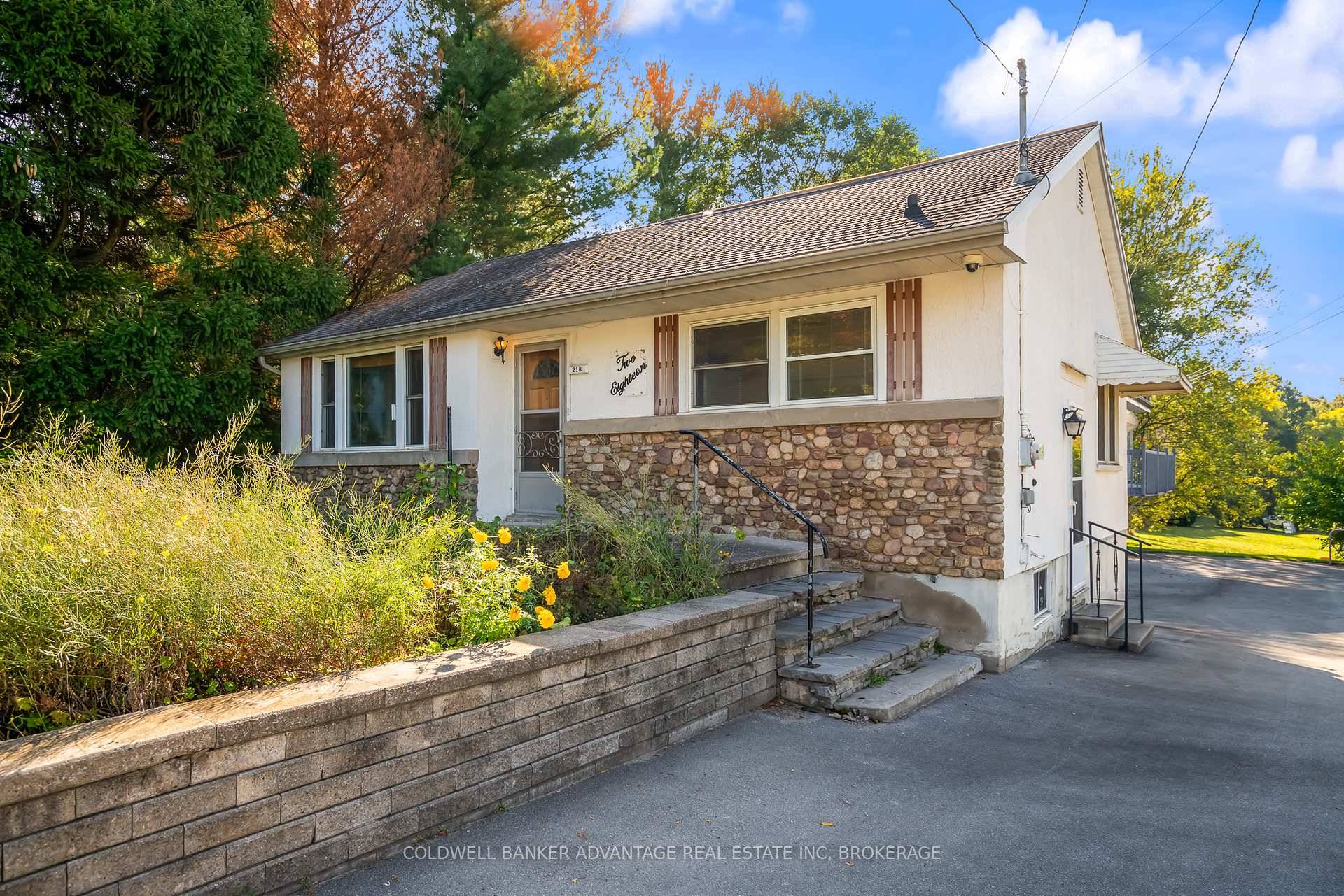 Fabulous country setting just minutes from town !