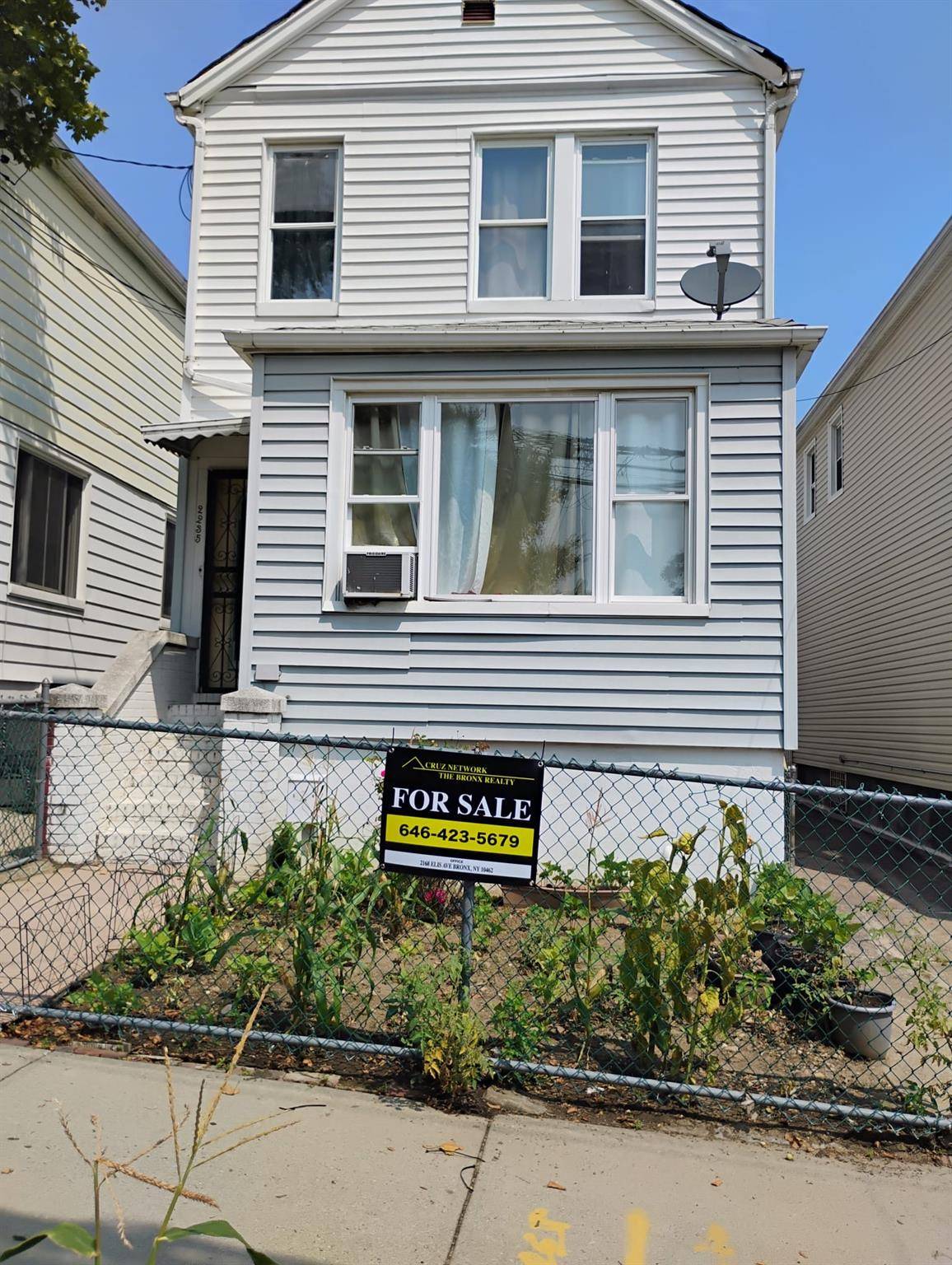 Fully detached single family home in the heart of Castle Hill, excellent condition, privet parking, huge yard, full finished Bsmt,, updated with solar panels new boiler, and much more, must ...
