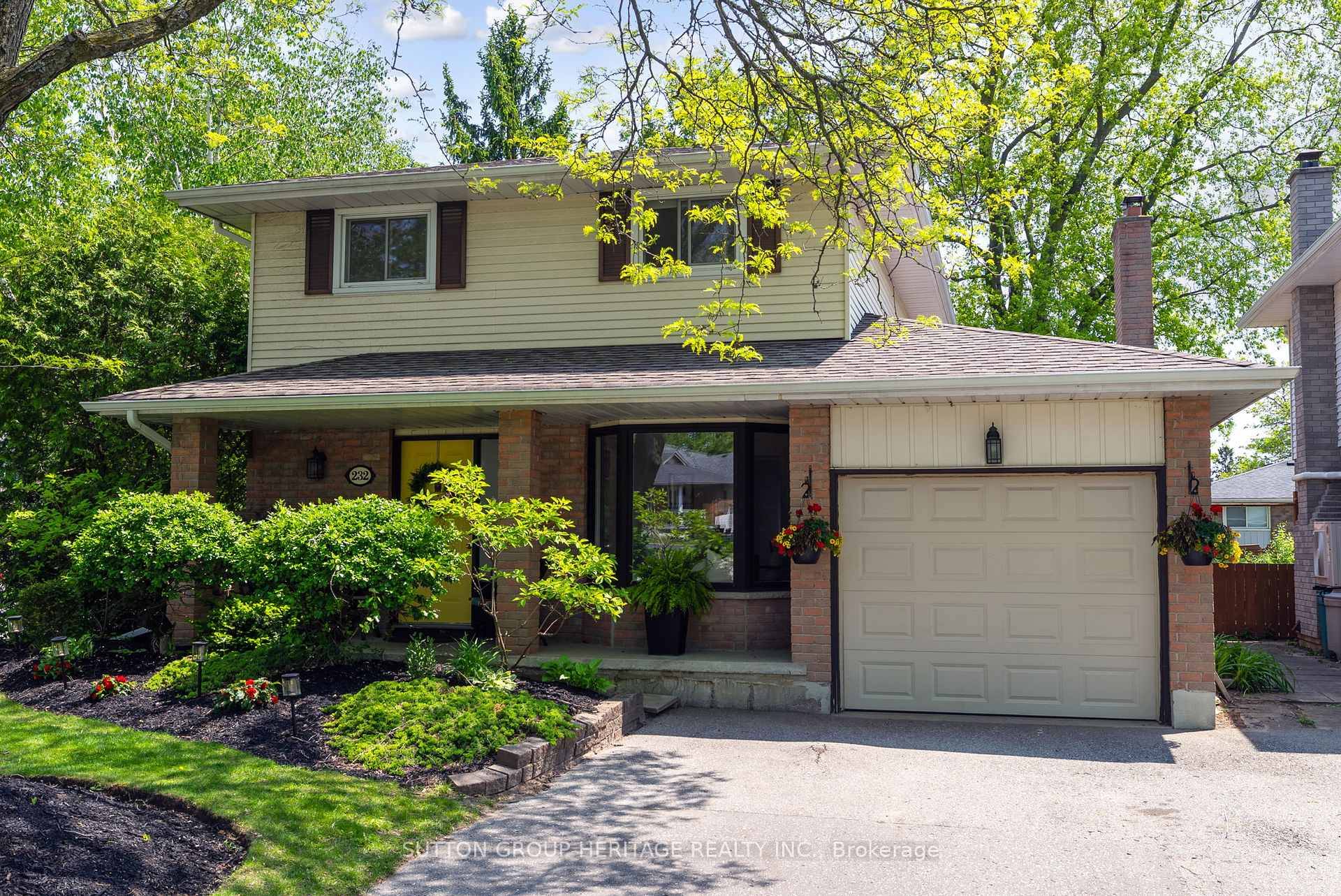 Ready to fall in love ? Book your appointment today to view this 3 1 Bedroom, 3 Bathroom quality built Kassinger home in sought after North Oshawa !