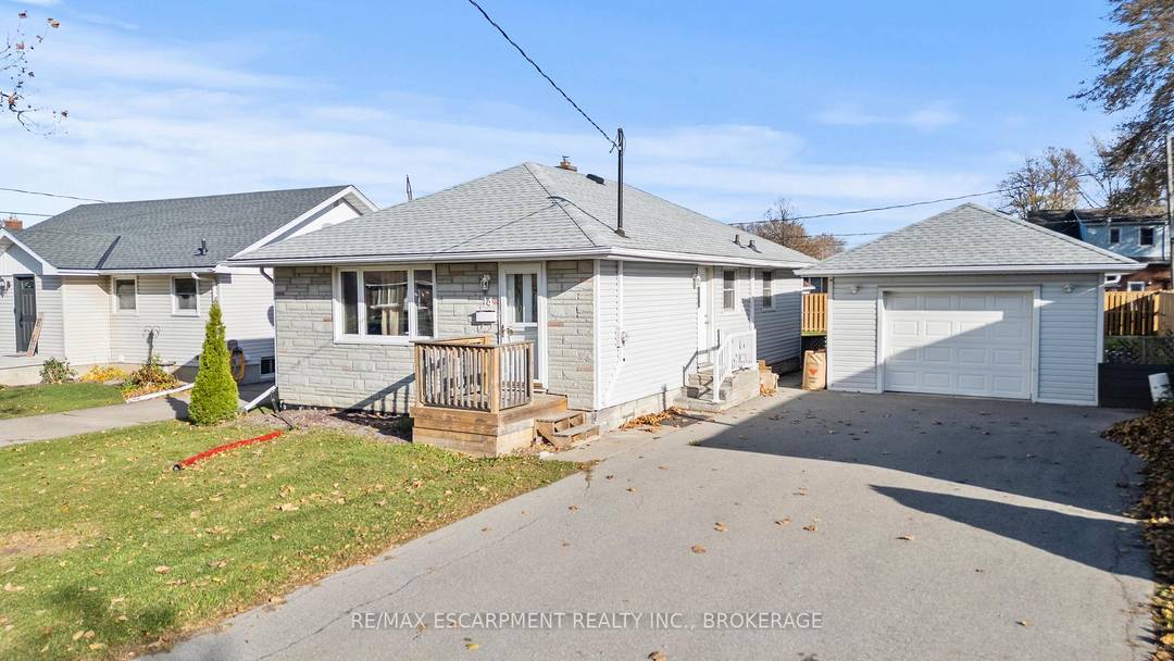 This well maintained 2 bedroom unit offers comfort, convenience, and value in a walkable, established neighbourhood.