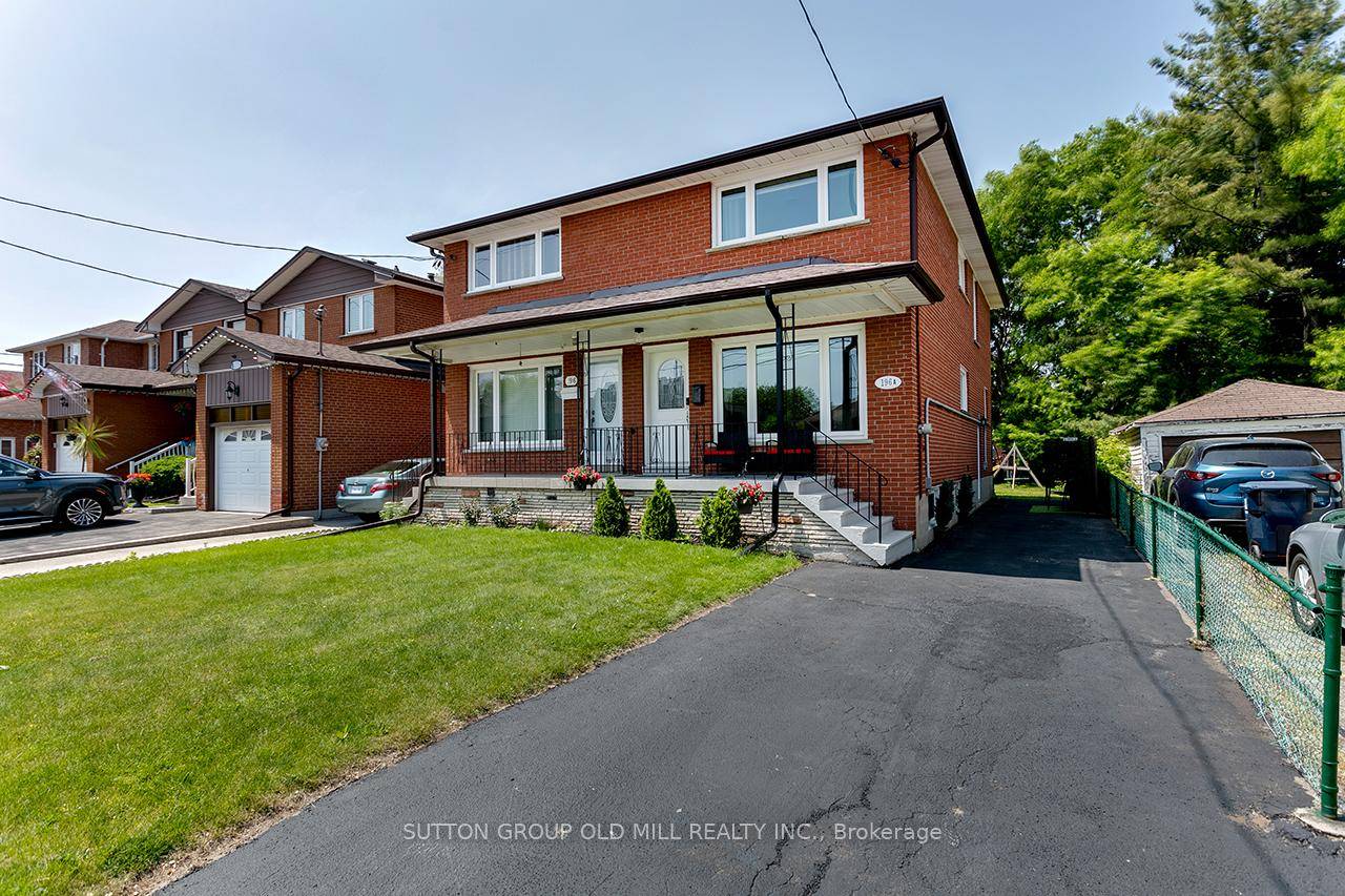 Beautiful Family Home in Lovely Alderwood Neighborhood Close to Schools, Parks and all Conveniences.