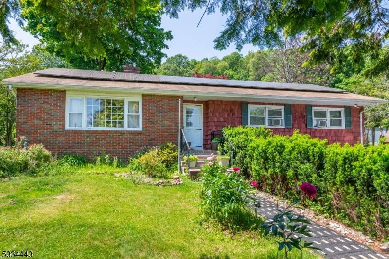 Discover 138 Bartley Flanders, a charming residence where modern comfort meets timeless elegance !