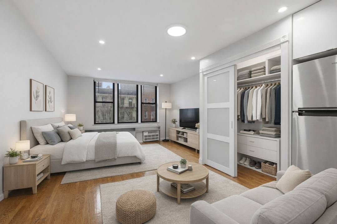 Turnkey perfection in the heart of Yorkville.