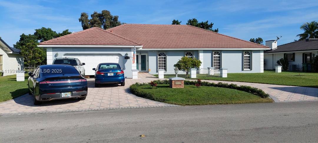 Nice, ample and clean property just in Miami Country Club's golf course.