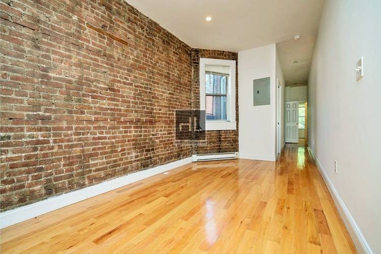 NOTE 1 MONTH RENT FREE ON 13 MONTH LEASENewly renovated gorgeous 2 bedroom Duplex with 1st floor shared large garden nestled in Navy Yard area of Fort.