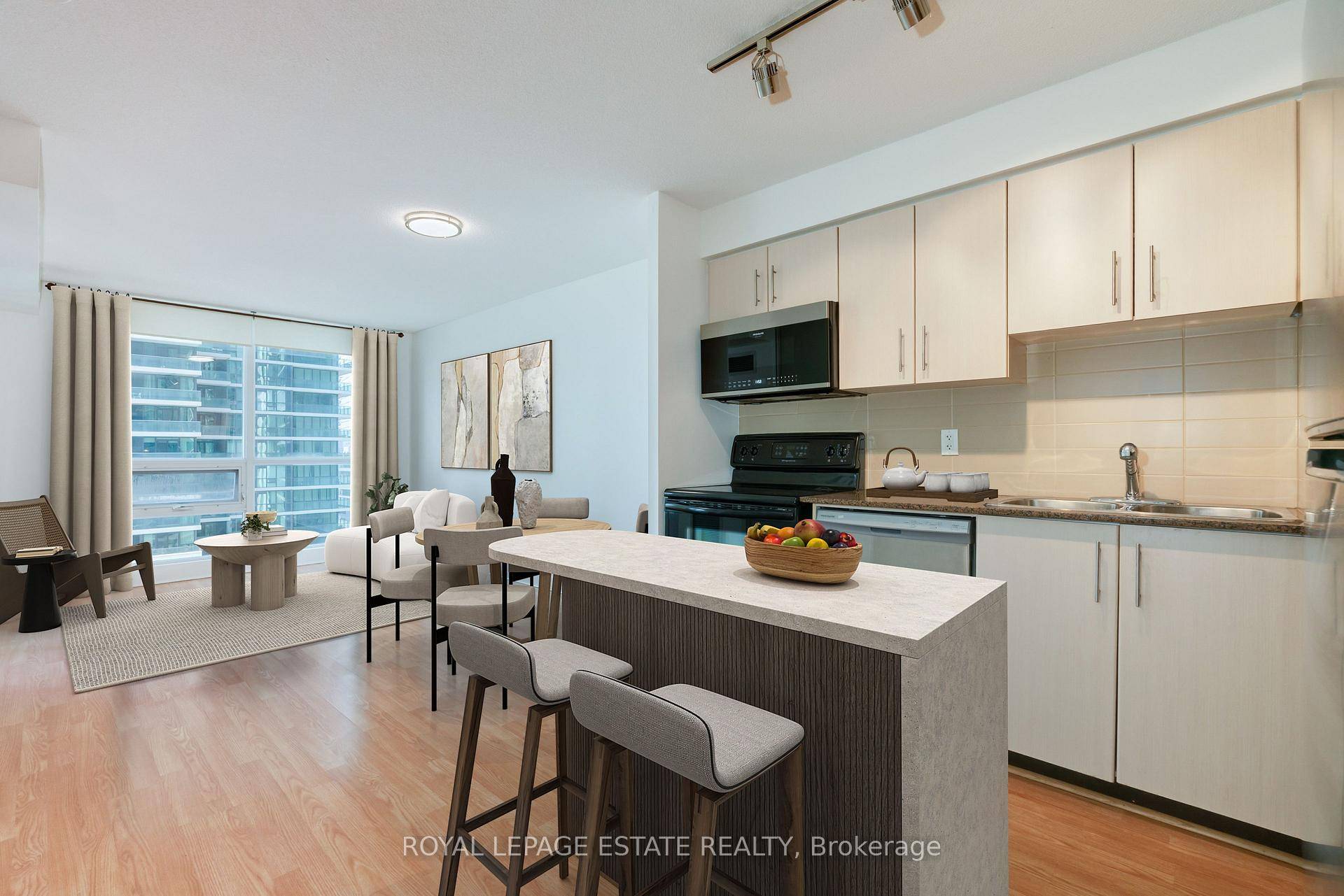 Welcome to this bright and beautifully maintained one bedroom condo at the prestigious Pinnacle Centre a luxury high rise offering the best of urban living !