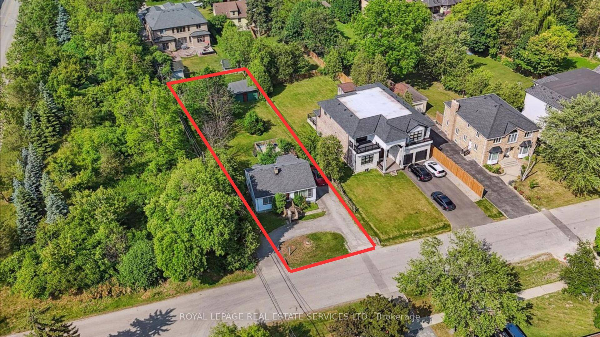 Attention buyers, builders, and savvy investors this is your chance to secure a rare gem in Oakvilles highly sought after College Park neighbourhood !