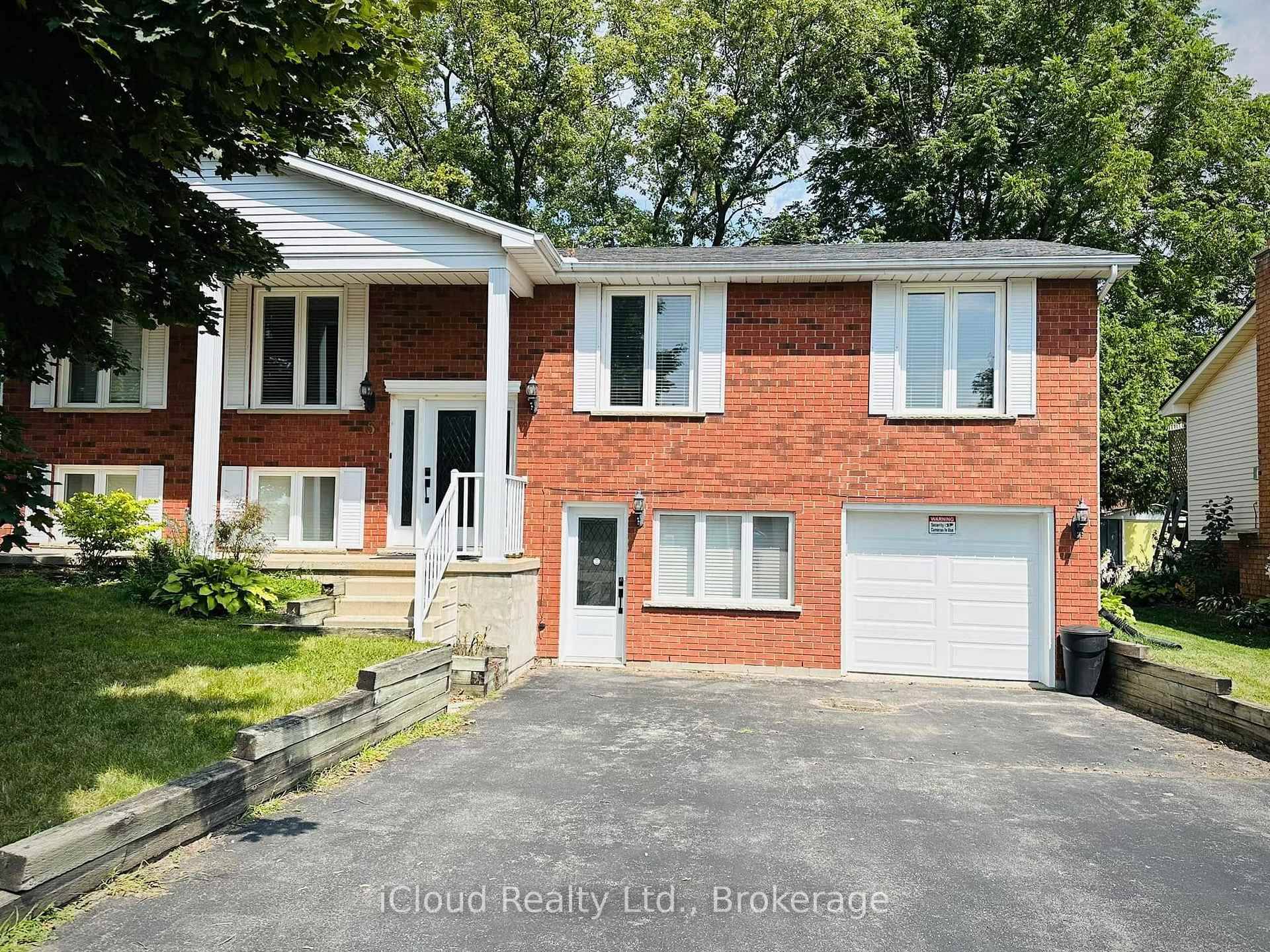 Discover this charming ground floor unit available for lease in a quiet, family friendly neighbourhood, featuring two spacious bedrooms filled with natural light, a beautifully designed bathroom, and the convenience ...