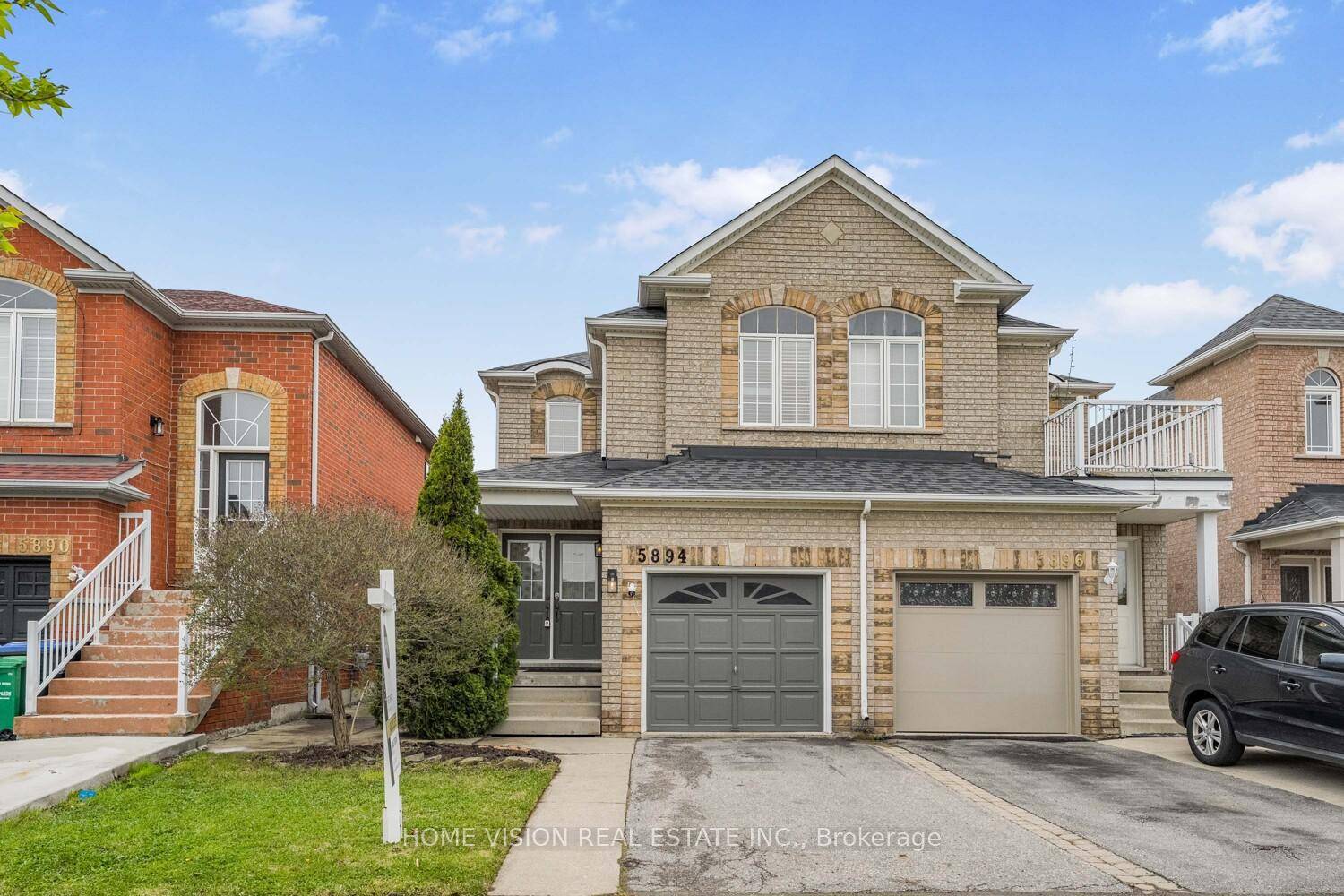 Welcome to this Stunning 3 bedroom, 3 bath semi detached home in Churchill Meadows !