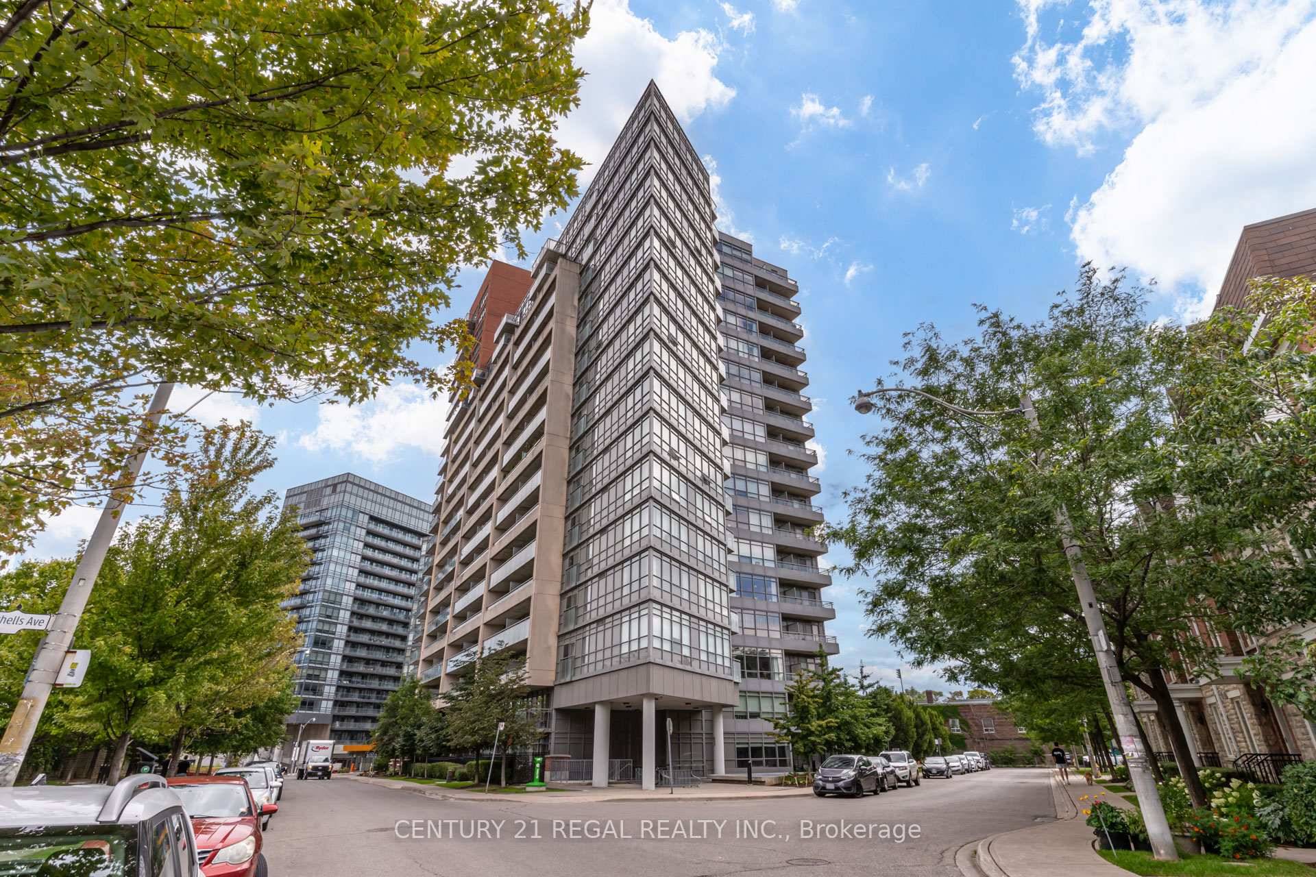 Live a trendy lifestyle in vibrant King West !