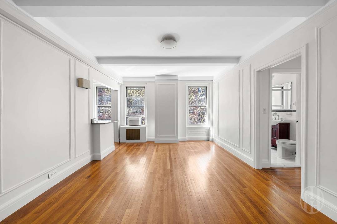 Bright and inviting one bedroom in the iconic Whitby, offering classic pre war charm with thoughtful updates.