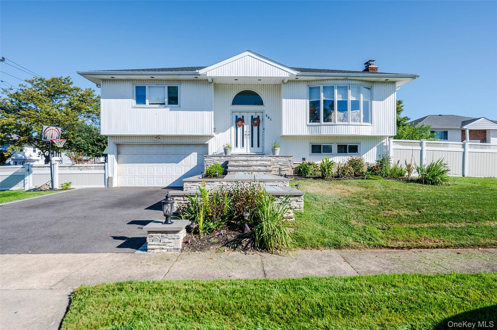 Perfect location on Cul De Sac in the exclusive Wedgewood development of Oceanside.