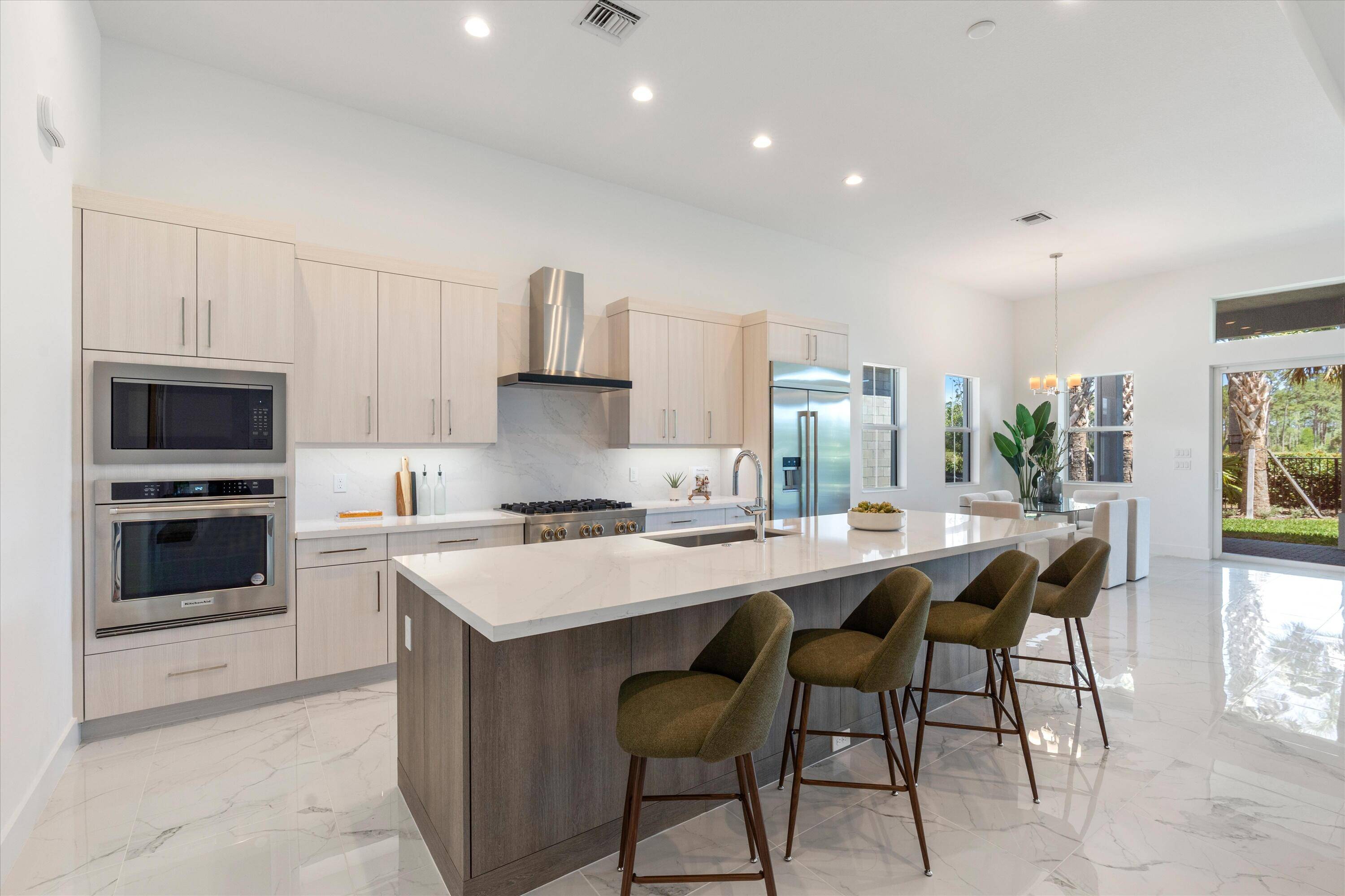 Motivated seller ! BRAND NEW, never lived in extended Isabella Coastal model built by Toll Brothers is ready for immediate occupancy and enjoyment !