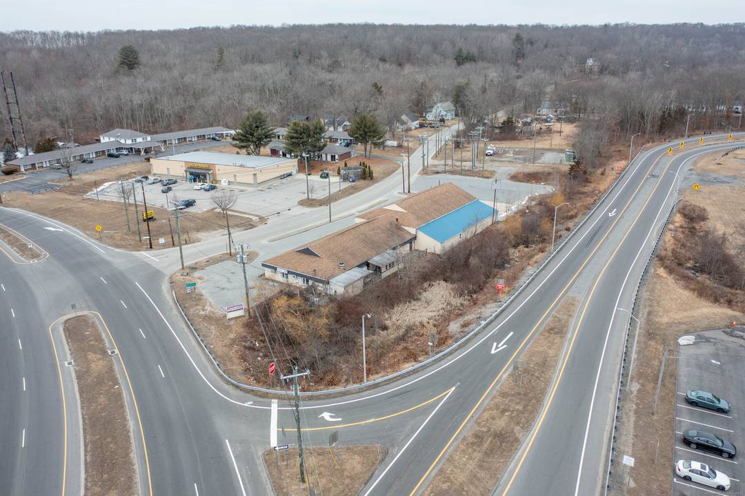 Prime Commercial Property Off I 395 in Moosup, CT Property Overview Size Over 8, 000 sq ft Location Strategically positioned just off Interstate 395 in Moosup, Connecticut, ensuring excellent visibility ...