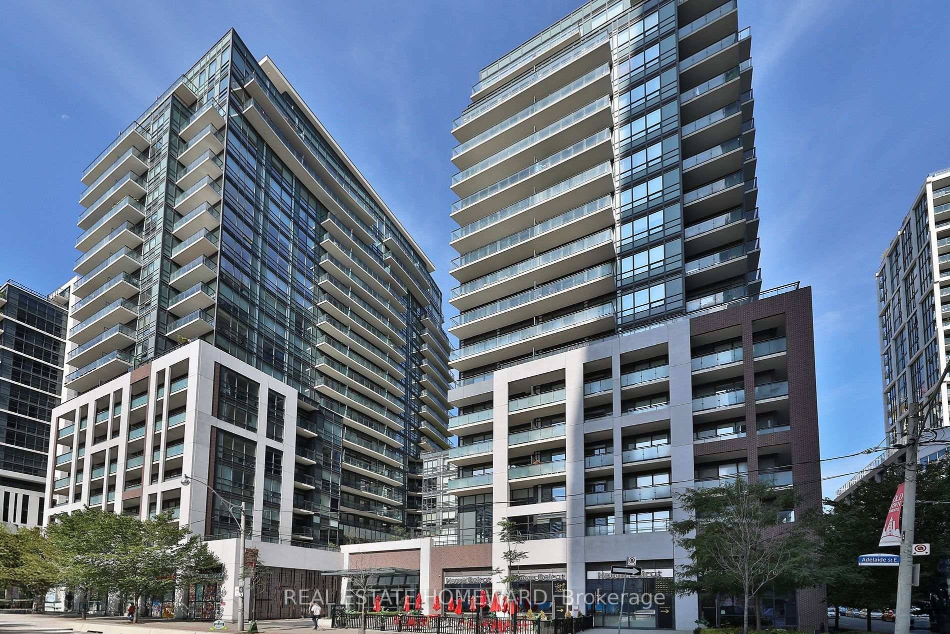 Conveniently located in downtown this condo is a short walk to the new Corktown Subway station, so getting across the city is soon to be a breeze.