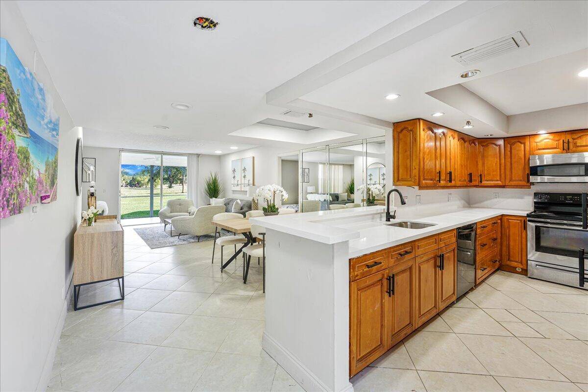 Nestled in the heart of East Boca Raton, this beautifully renovated 2 bedroom, 2 bathroom condo offers the perfect blend of comfort, convenience, and coastal living.