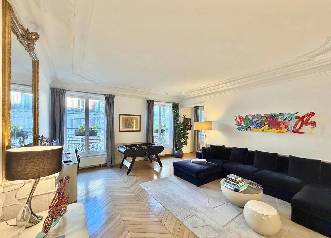 PARIS VII - Appartement traversant au calme absolu