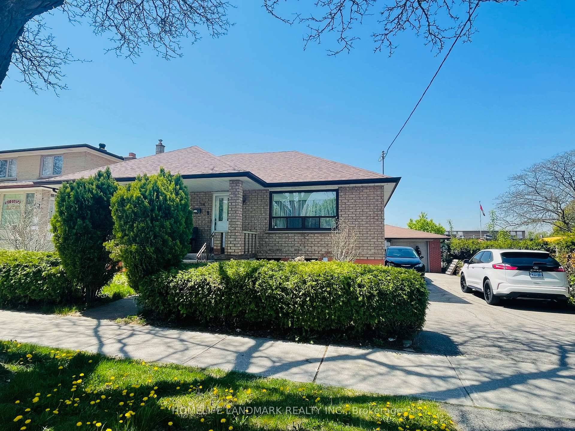 Stunning 3br 2wr Main Floor Unit in Prime North York Location !