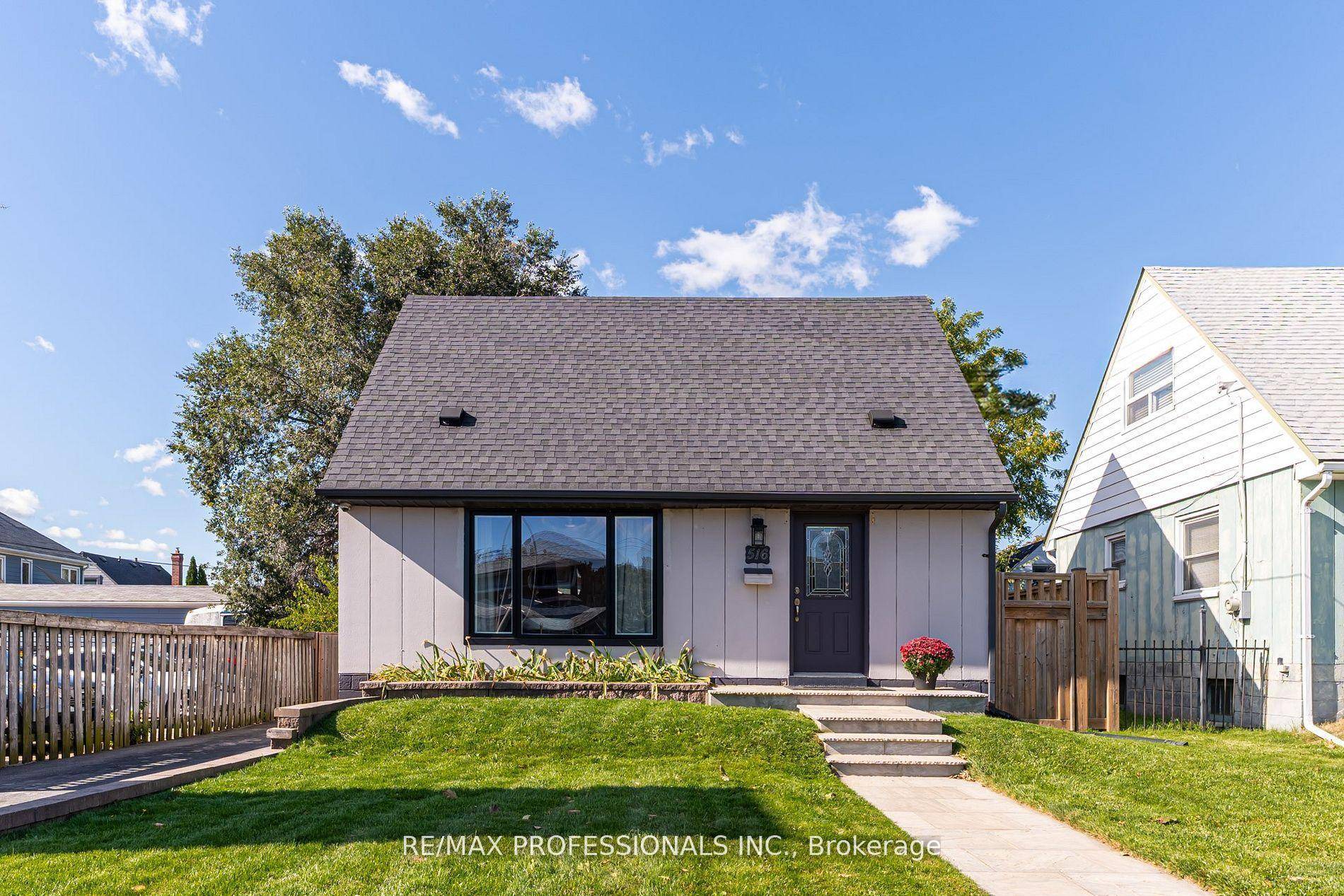 Welcome to this eye catching, beautifully maintained detached 1.