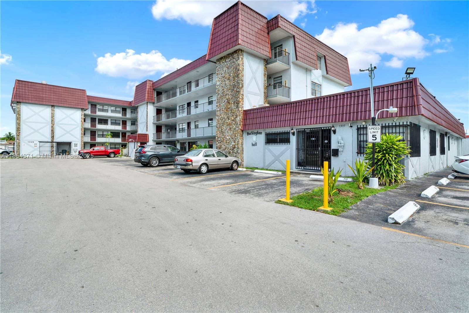 Beautiful corner unit at Kings Cove Condo with stunning lake views !