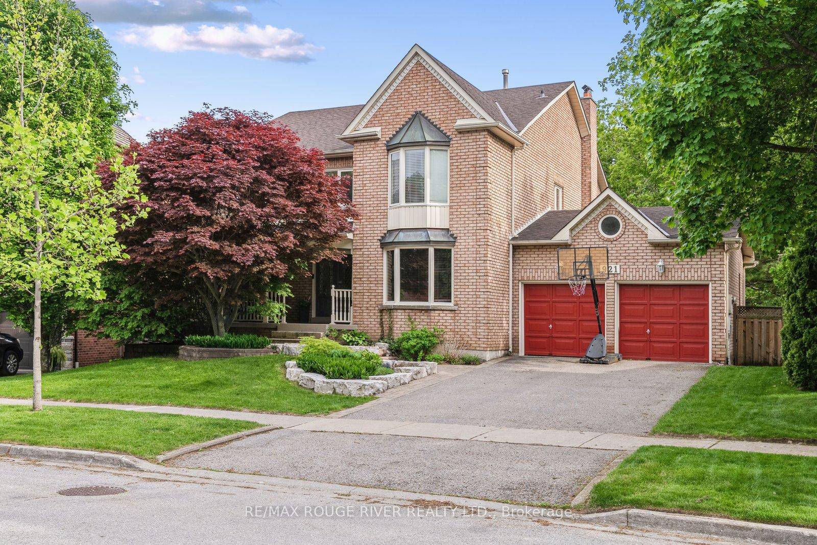 Welcome to this stunning 5 1 bedroom, 4 bathroom home nestled in one of Pickerings most sought after neighborhoods, backing onto a serene ravine lot.