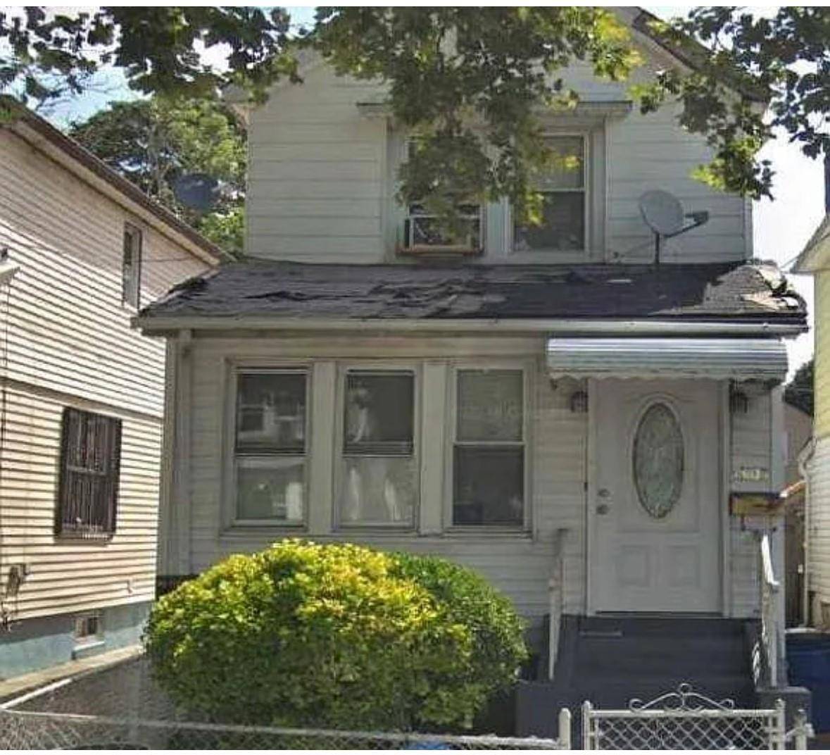 This 2 bedroom home in Queens, NY is a great starter home for a 1st time home buyer.