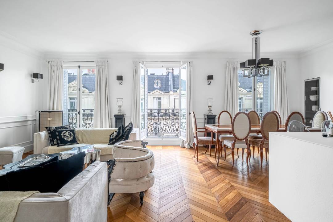 Triangle d'Or - Top floor apartment - renovated