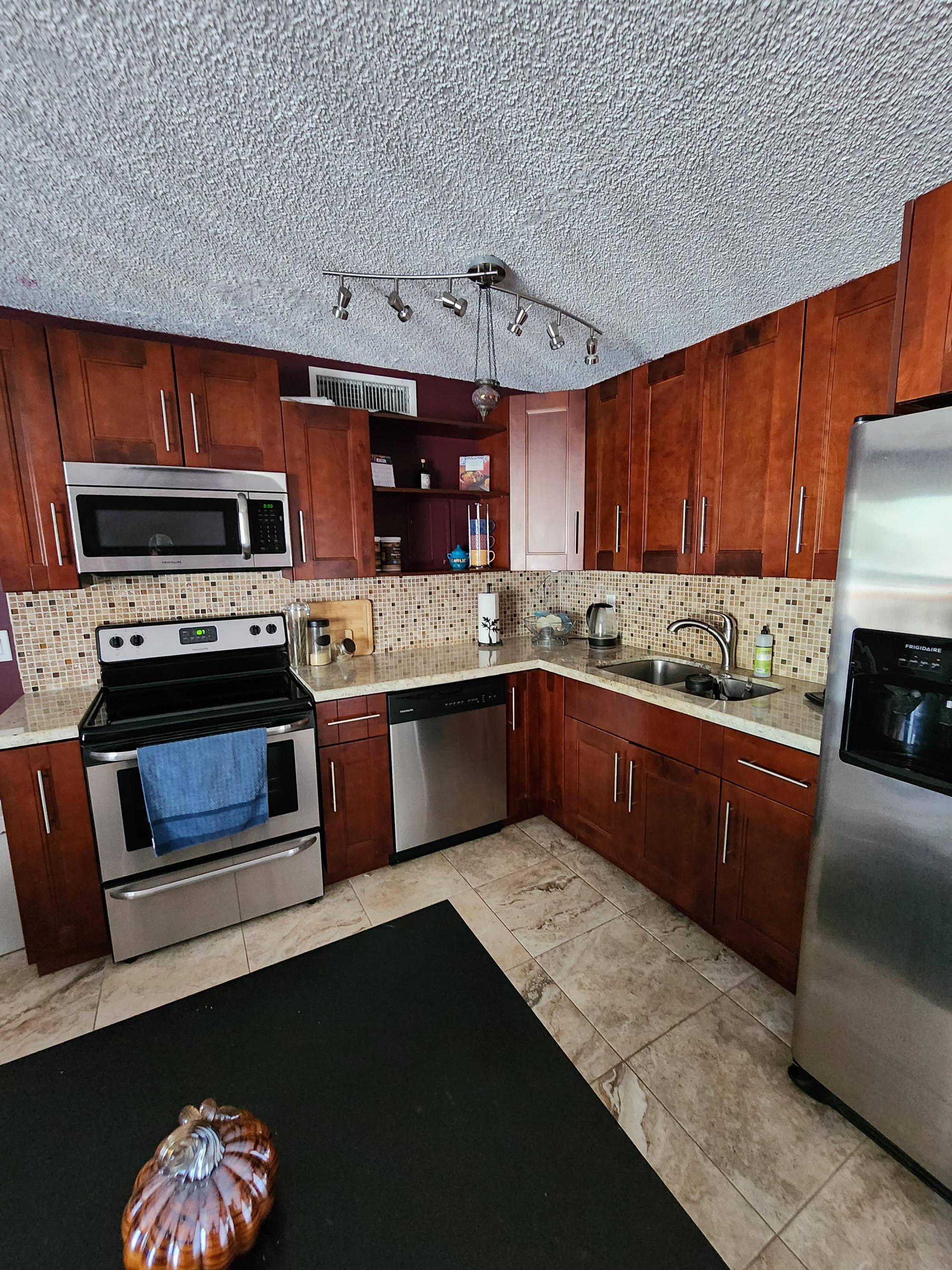 Welcome to Eden Place ! This fully updated 1 bedroom, 1 bath condo offers modern living in a gated community minutes from Downtown West Palm, The Square, beaches, and major ...