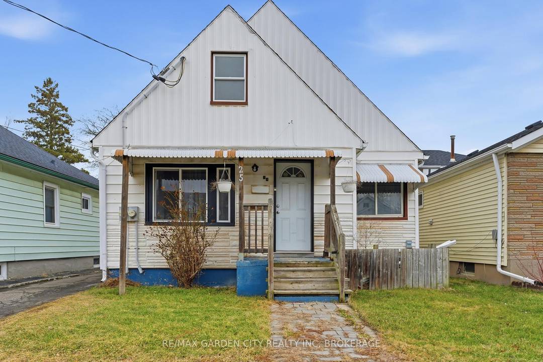 Welcome to the upper level of this spacious duplex located in the desirable Western Hill neighbourhood.