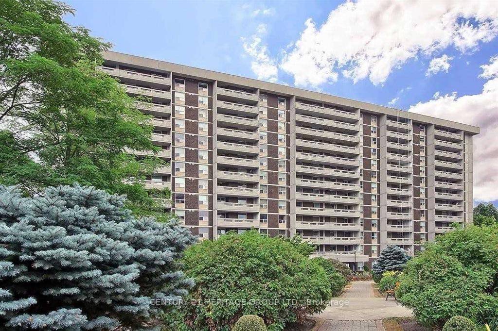 6 Reasons to love this beautifully updated 3 bedroom, 2 Full bathroom unit in the heart of Thornhill.