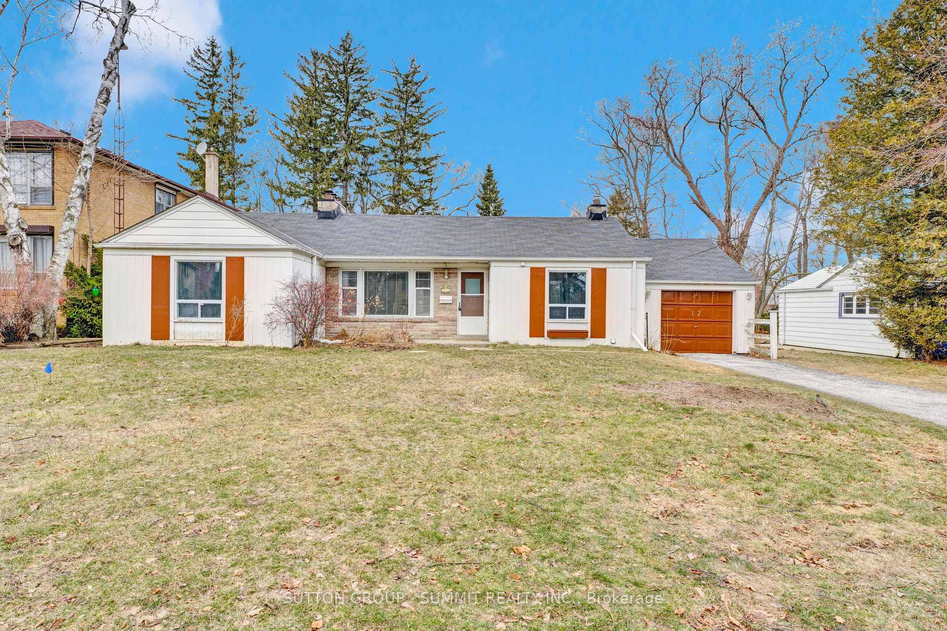 Beautiful 3 bedroom home, just steps from Lake Ontario !