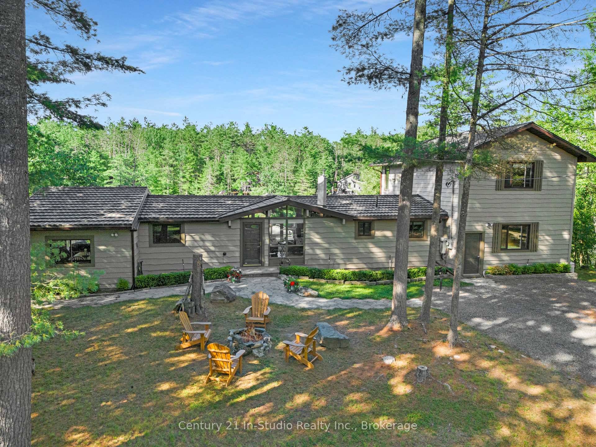 Luxury Lakeside Living on Muldrew Lake Experience refined waterfront living at this beautifully renovated four season retreat, ideally located just minutes from Gravenhurst on the sought after shores of Muldrew ...