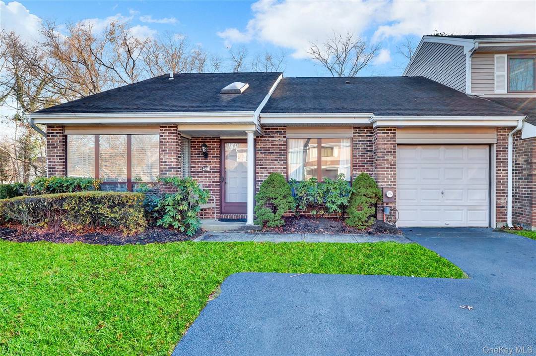 Rare Opportunity In Hidden Ponds !