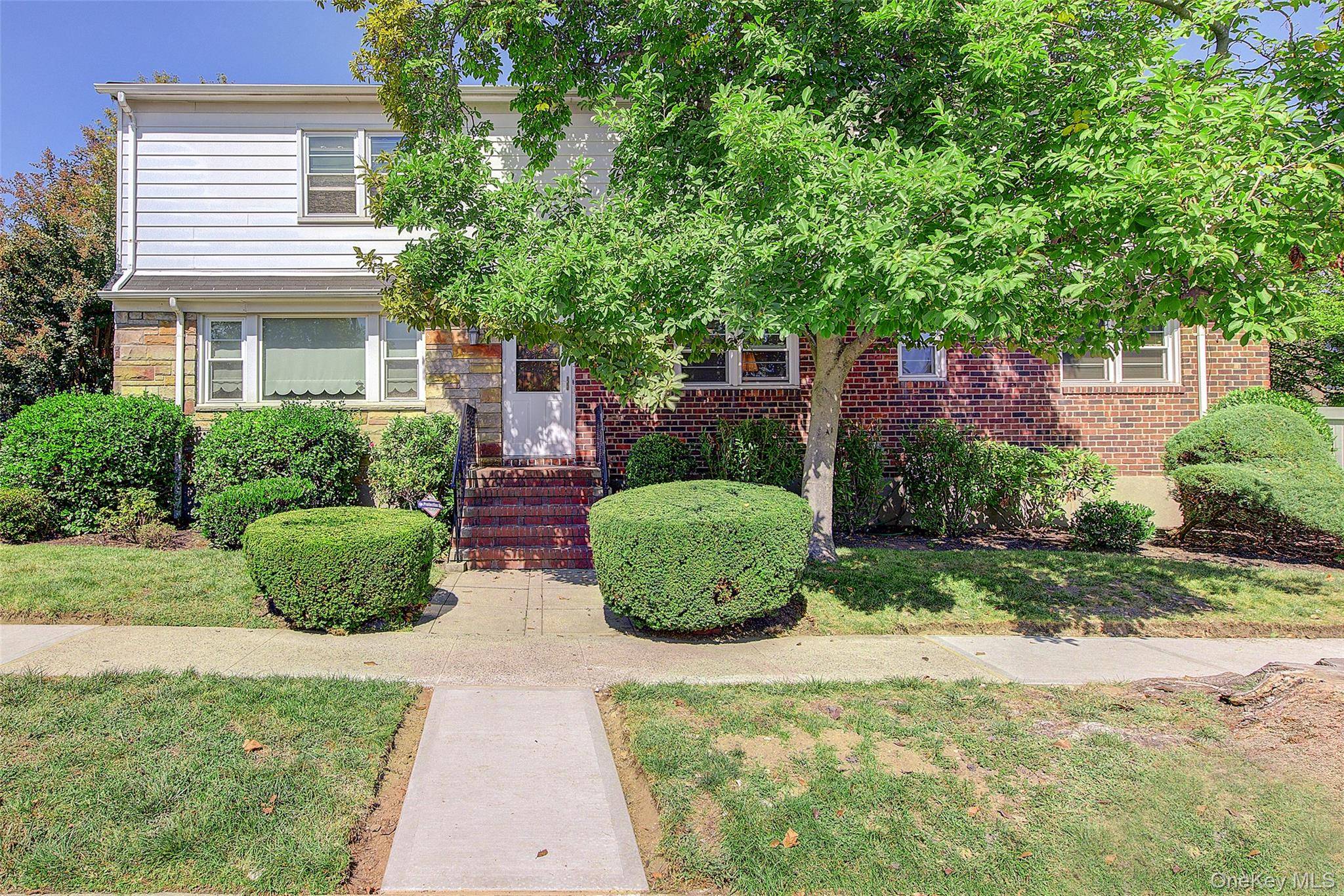 Welcome to this spacious and versatile detached 2 family home located in the heart of Bayside.