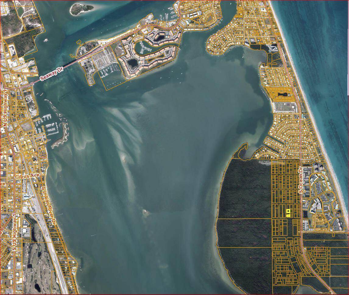 Do not miss this perfect opportunity to own a future investment on South Hutchinson island.