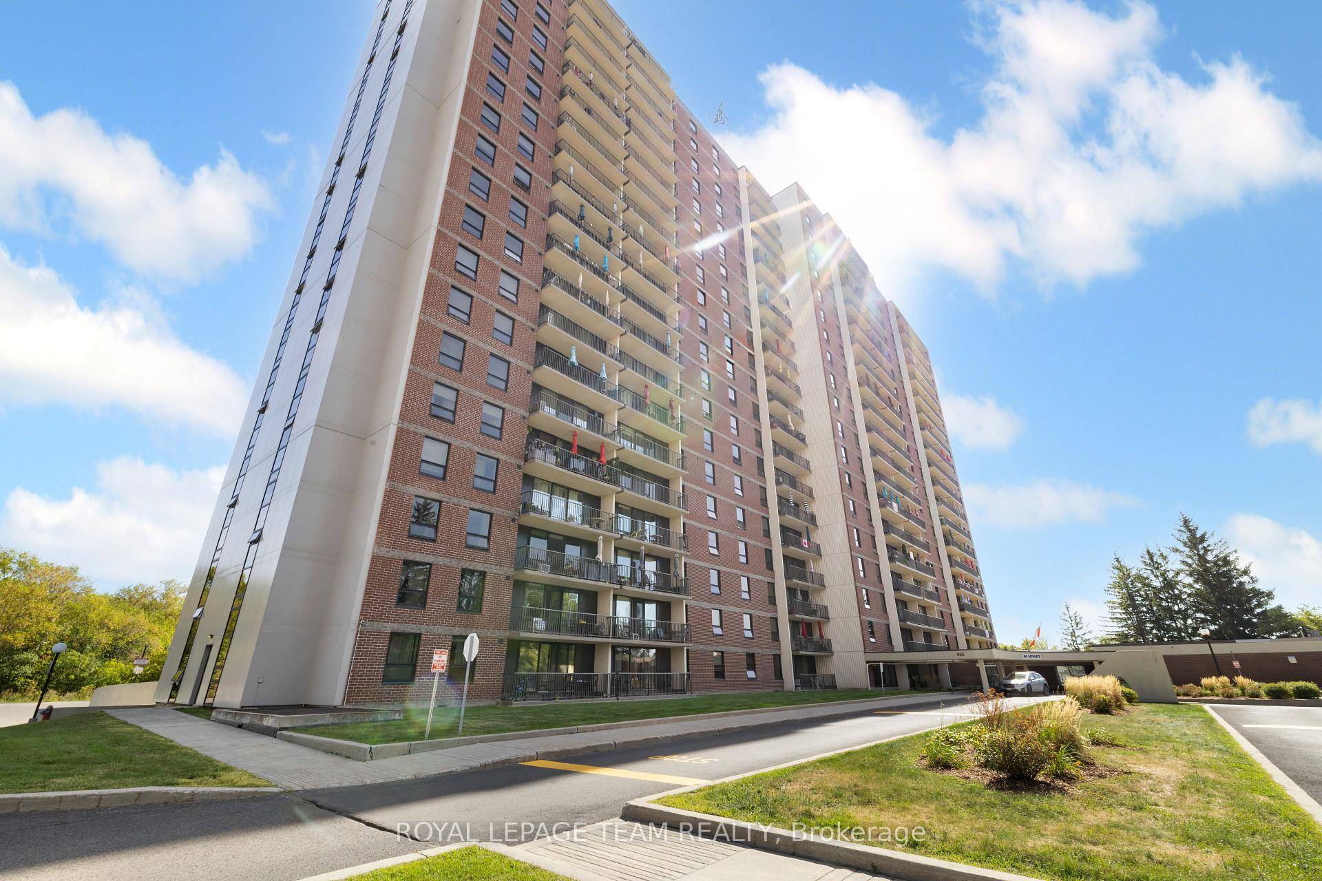 Welcome to this bright and spacious 924 sq.
