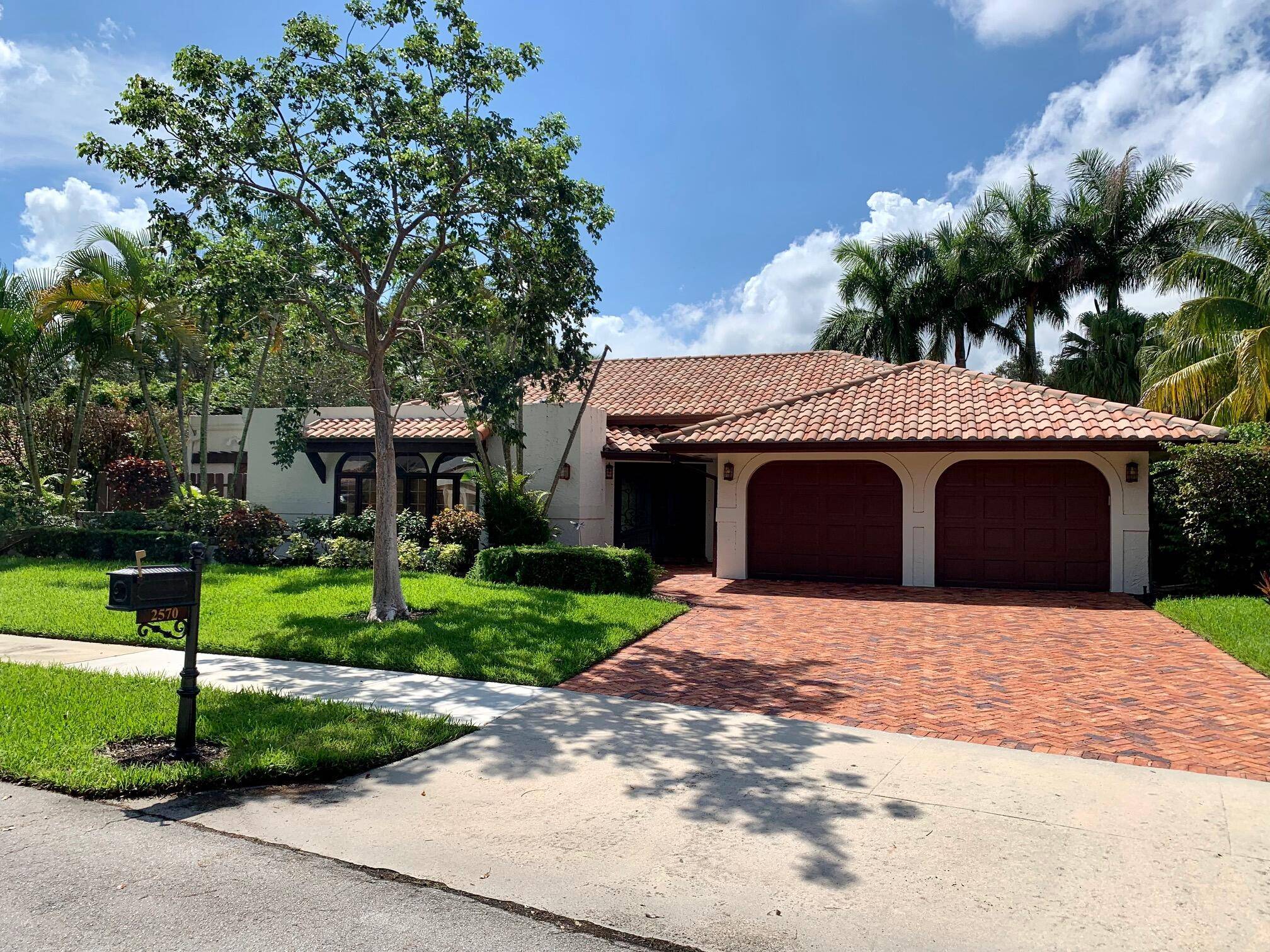 Gorgeous seasonal rental offered turn key in the highly desirable central Boca neighborhood of New Floresta.
