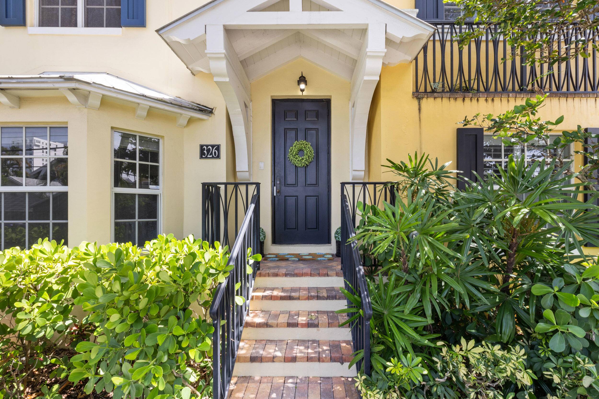 Beautiful Magnolia Court townhouse in the heart of El Cid3 bedroom, 3.