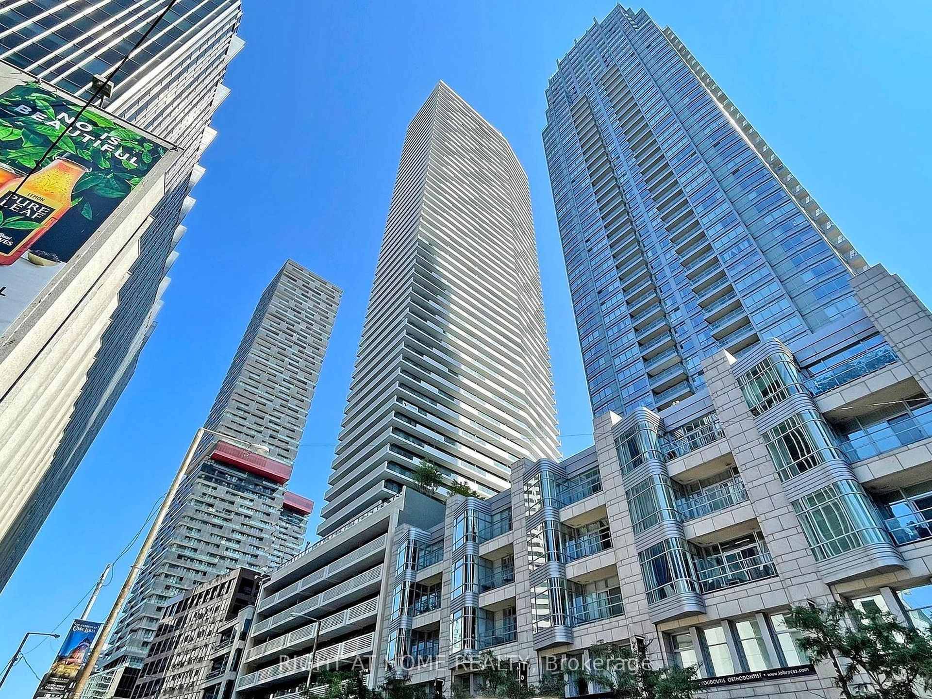 Experience luxury living in this bright and spacious unit boasting stunning southeast views of Lake Ontario and the Toronto skyline.