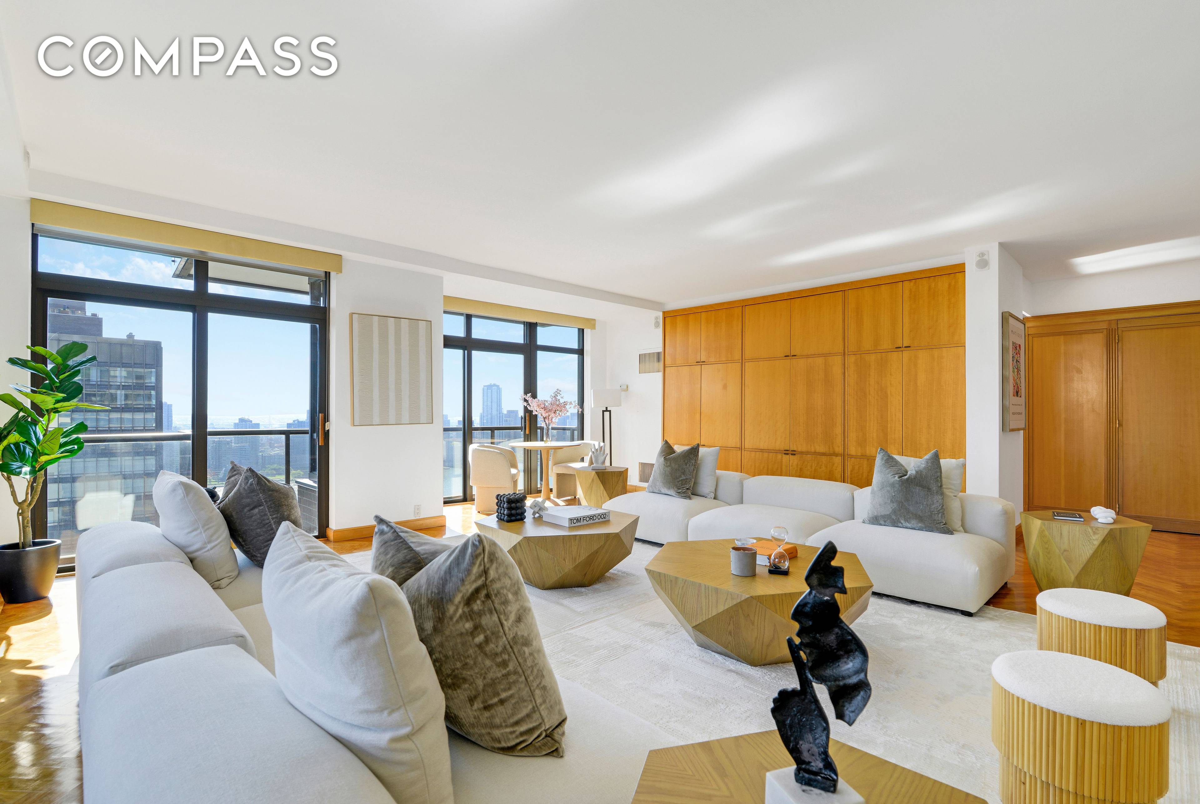Showings BY APPT this Saturday 4th and Sunday 5th, 1 00 3 00 Experience luxury living at its finest on the 38th floor of 100 United Nations Plaza.
