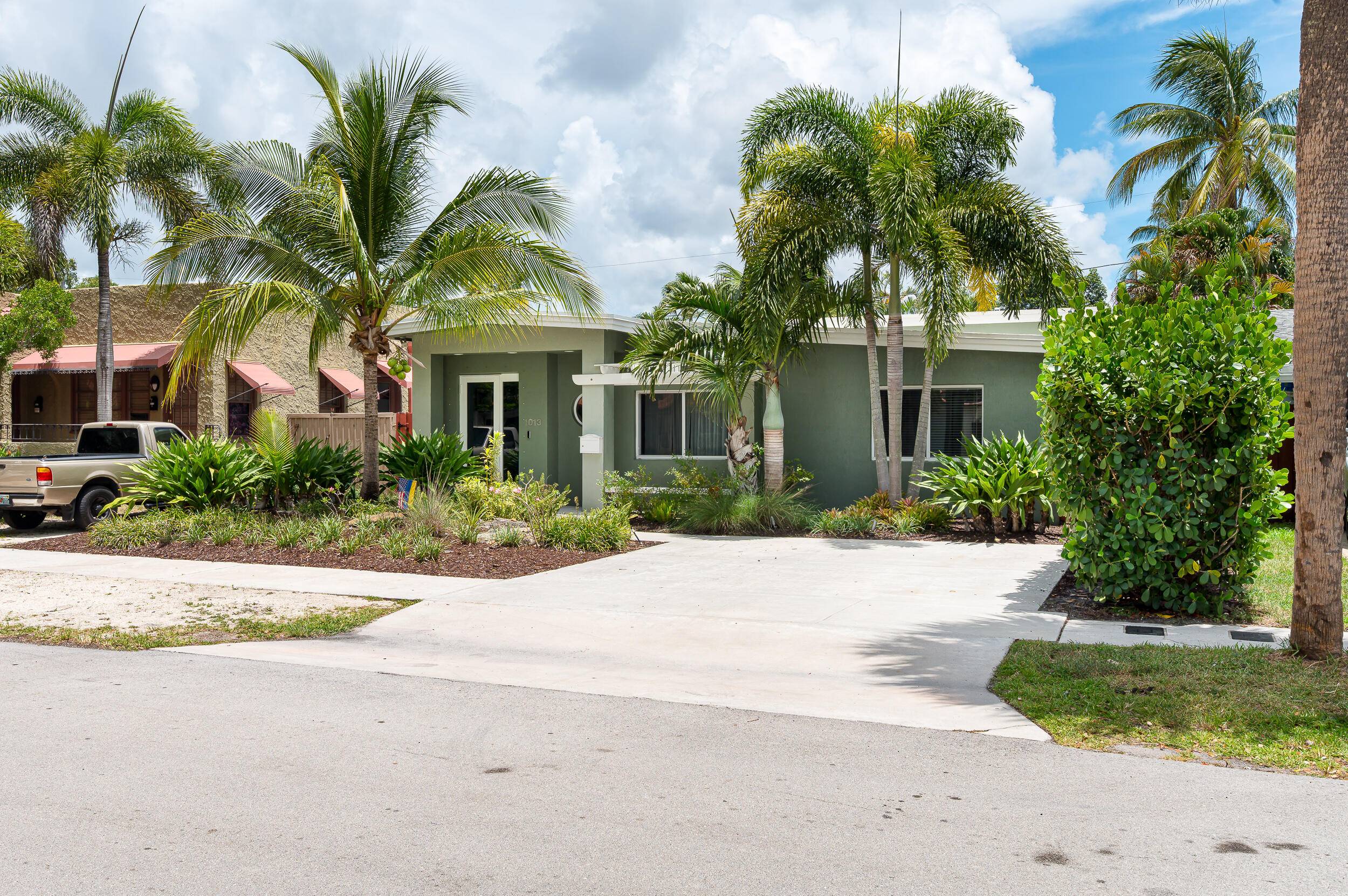 Are you ready for luxurious living in the heart of Fort Lauderdale's River Oaks neighborhood ?